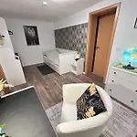 Joli Mit Aussensauna Und Fahrradgarage דירה