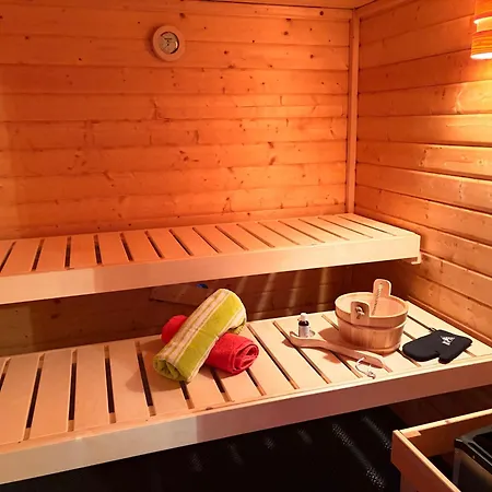 Joli Mit Aussensauna Und Fahrradgarage شقة Weißenfels